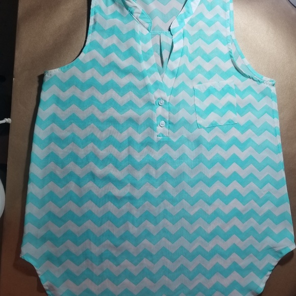 Tops - Picture 3 of 8